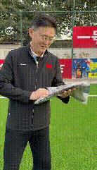 曼城还是很有心的，非常有人文关怀，年年都给孙继海送新球衣，把孙继海给乐坏了。
球