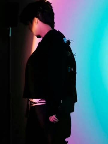 王俊凯衣服上的小夹子王俊凯背后好多小夹子王俊凯背后好多小夹子！ 
