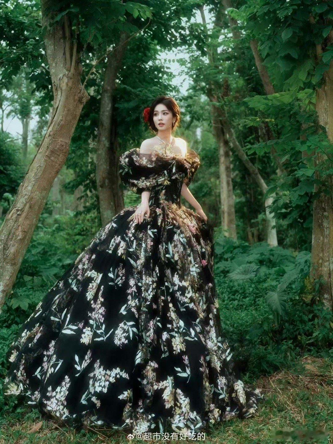 白鹿森林花仙子白鹿头戴红花白鹿森林花仙子，好看，