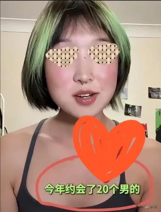 她爸在工地上扎钢筋，
一天挣三百块。她妈在老家超市理货，一个月两千八。供她读完四
