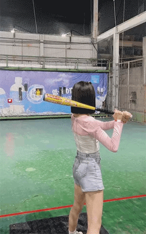 图一：小姐姐算了吧，你这样的根本玩不了棒球。
图二：拖拉机的外表，法拉利的内饰啊