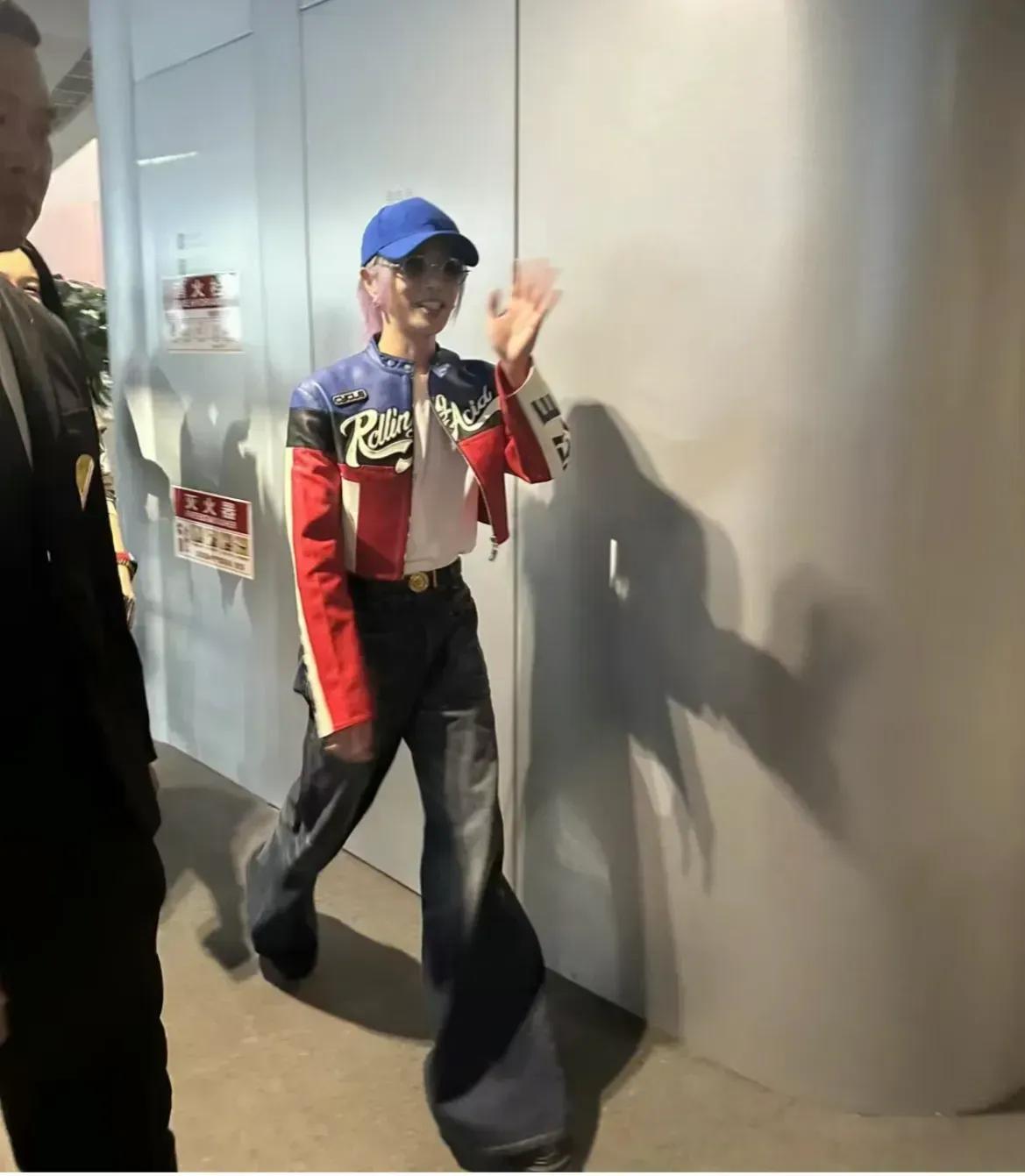 华晨宇又开始作妖！

看到这样的华晨宇，第一感受是郭敬明既视感！郭敬明1米4的l