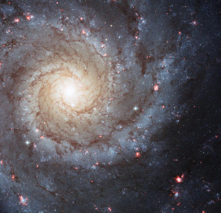星系图片很好地体现了哈勃在多波段的复合。例如下图中漩涡星系M74，既有淡黄白色的