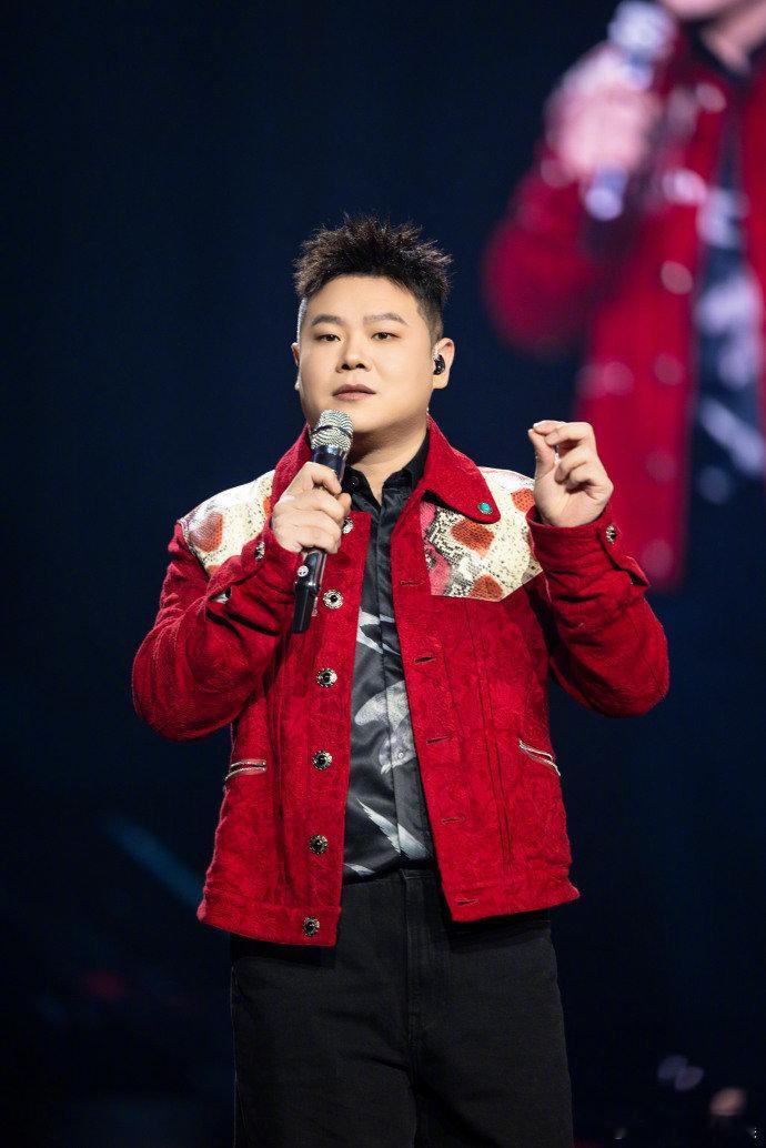 岳云鹏纠结武汉演唱会的发型纠结到发微博求助，六张不同造型的舞台照里，有的炸毛带感