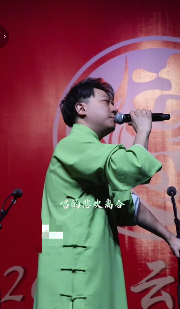 哈哈，张鹤擎在西安德云鼓曲社唱新歌《曲中人》，连续两年的西安专场年轻人真多啊！8