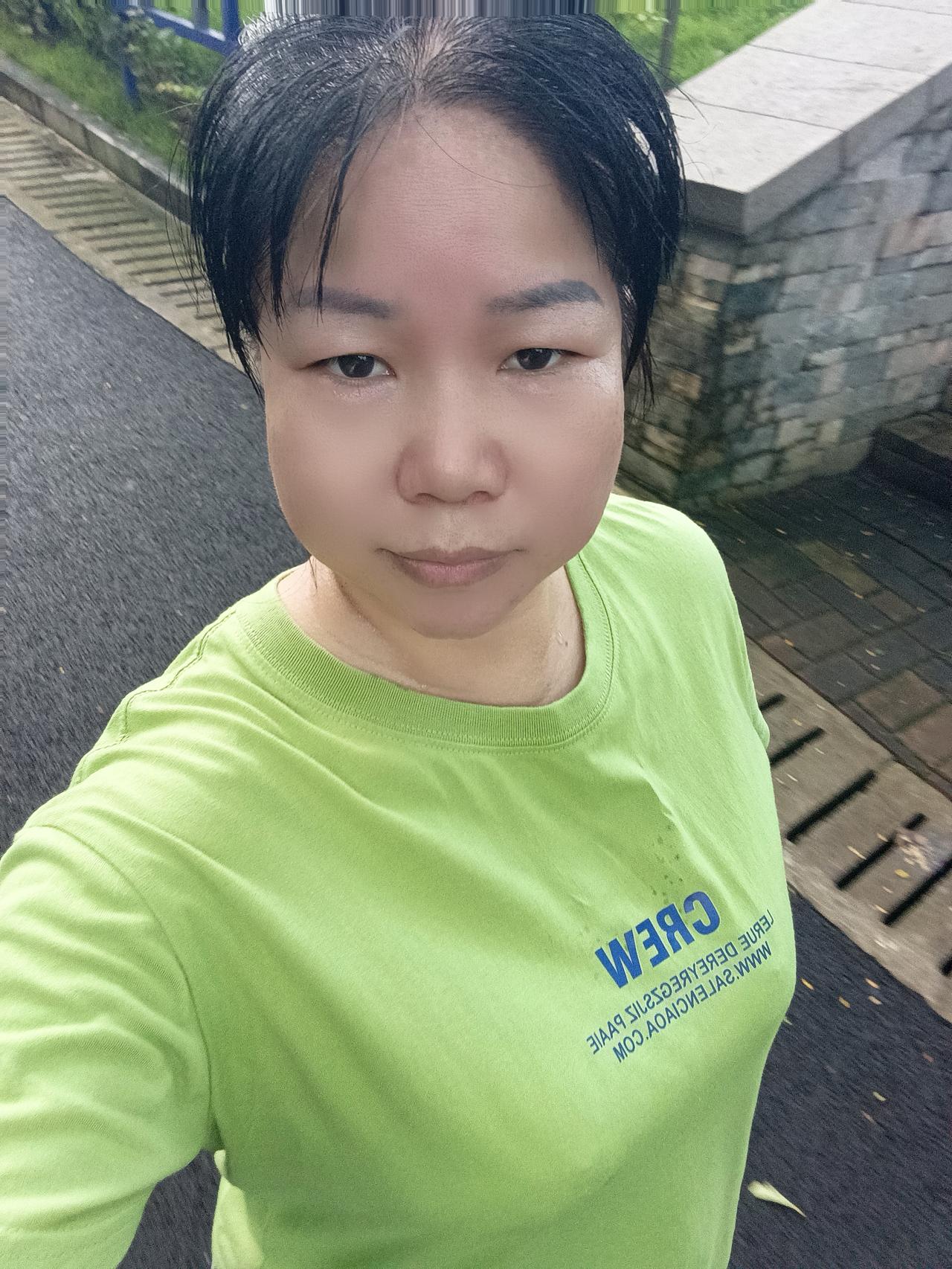 大家好，我是七姐，今天有一位网友这样评论我。他说你一个40多岁的女人，又没结婚，