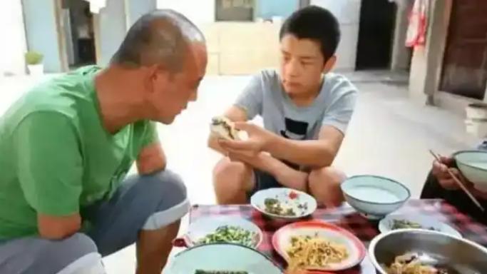 2003年，入赘女婿刘斌遭事故没了双臂，还丢了饭碗，紧接着就被岳父岳母一家赶出家