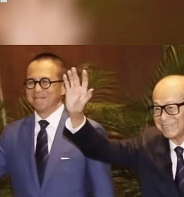 卖港口，大哥被退出顾问一席，好像也没影响到李家，依然我行我素！

最近，李嘉诚次