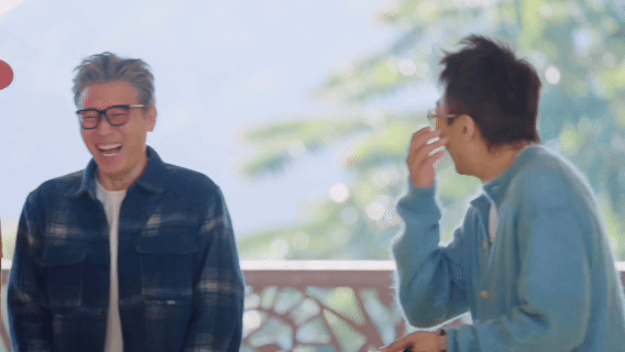 邓超在多邻国还没学到ugly 没人比邓超更懂自嘲英语。甩发猜词被陈赫截胡，ugl