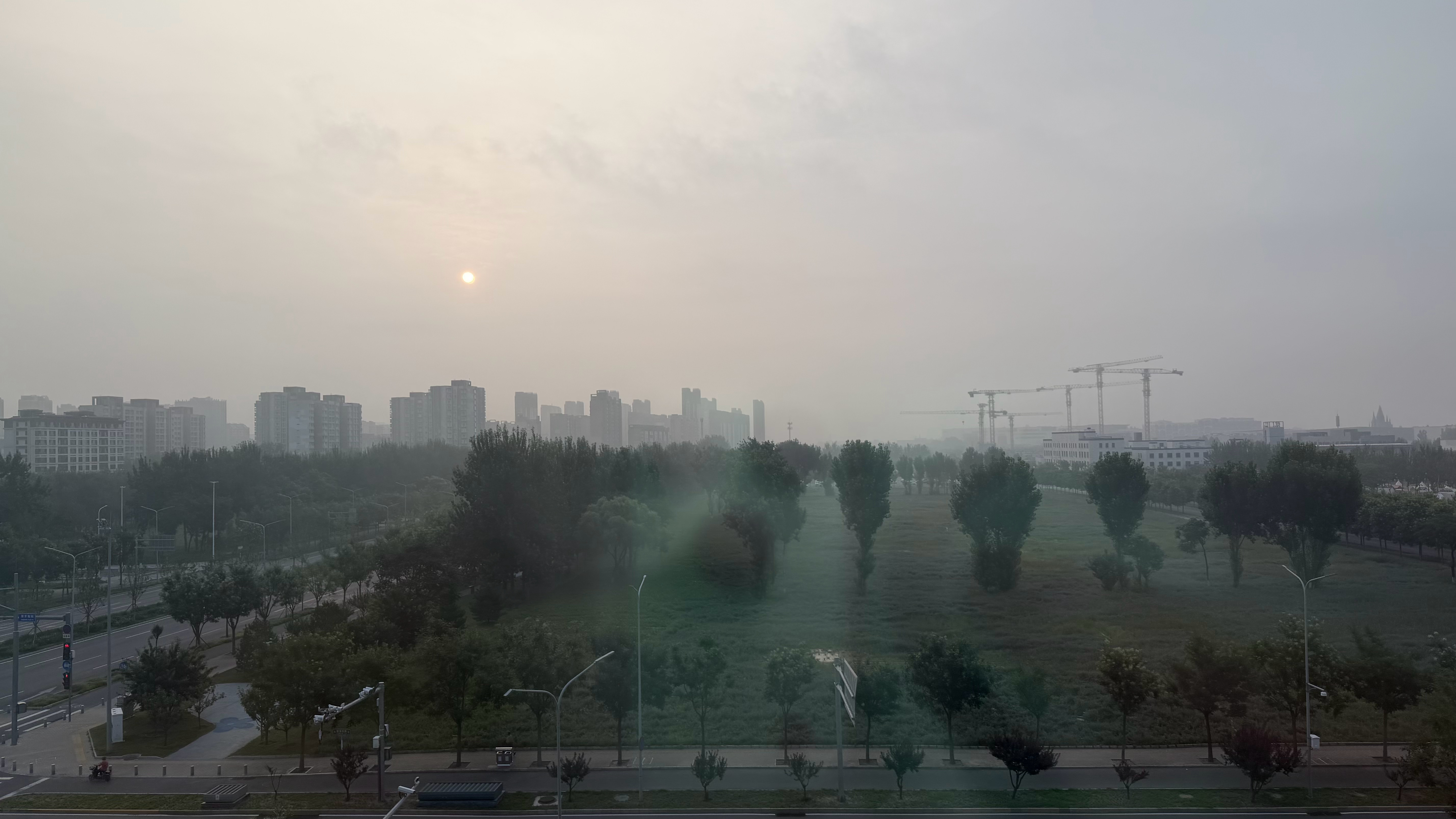 早上好北京的太阳，好像不太愿意上班样子！ 北京·北京环球度假区