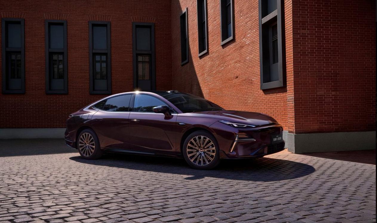 电混冠军再发力！吉利星耀8远航家加新上市

3月30日，吉利银河星耀8远航家系列