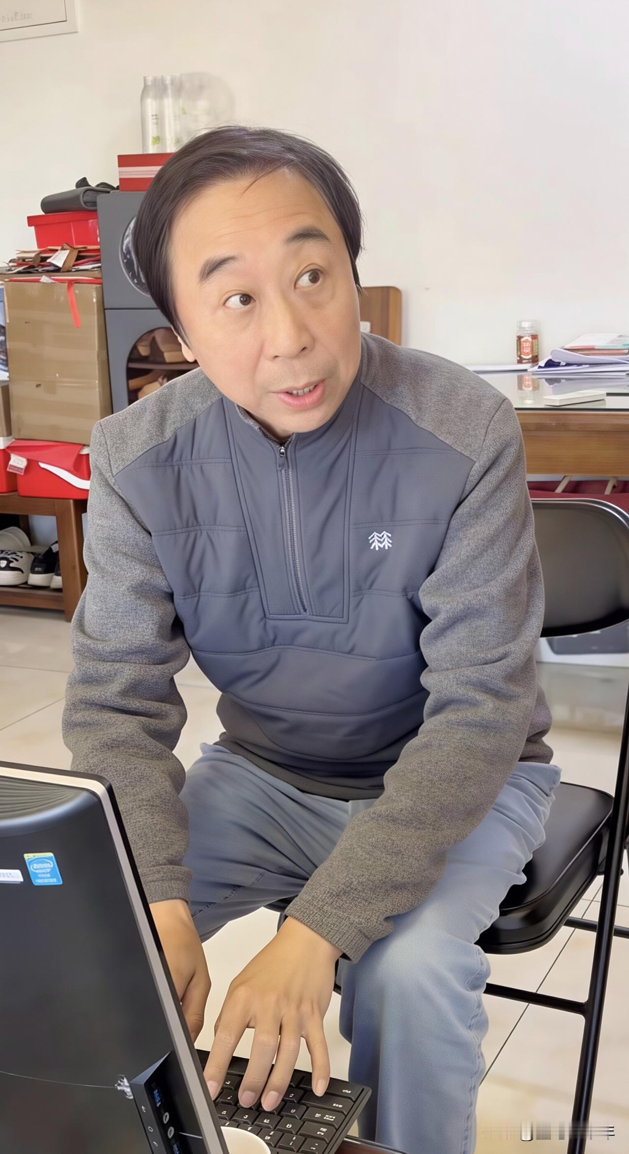 68岁冯巩的日常，打醒了多少追名逐利的人

68岁的冯巩，脸上是岁月留下的真切纹