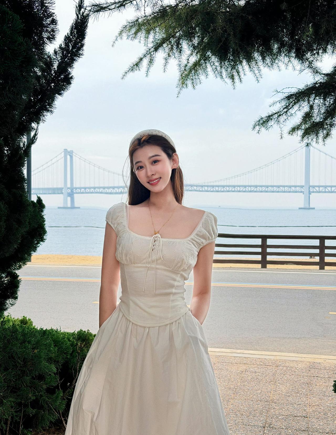 海边OOTD｜干净又温柔的小白裙永远不出错。