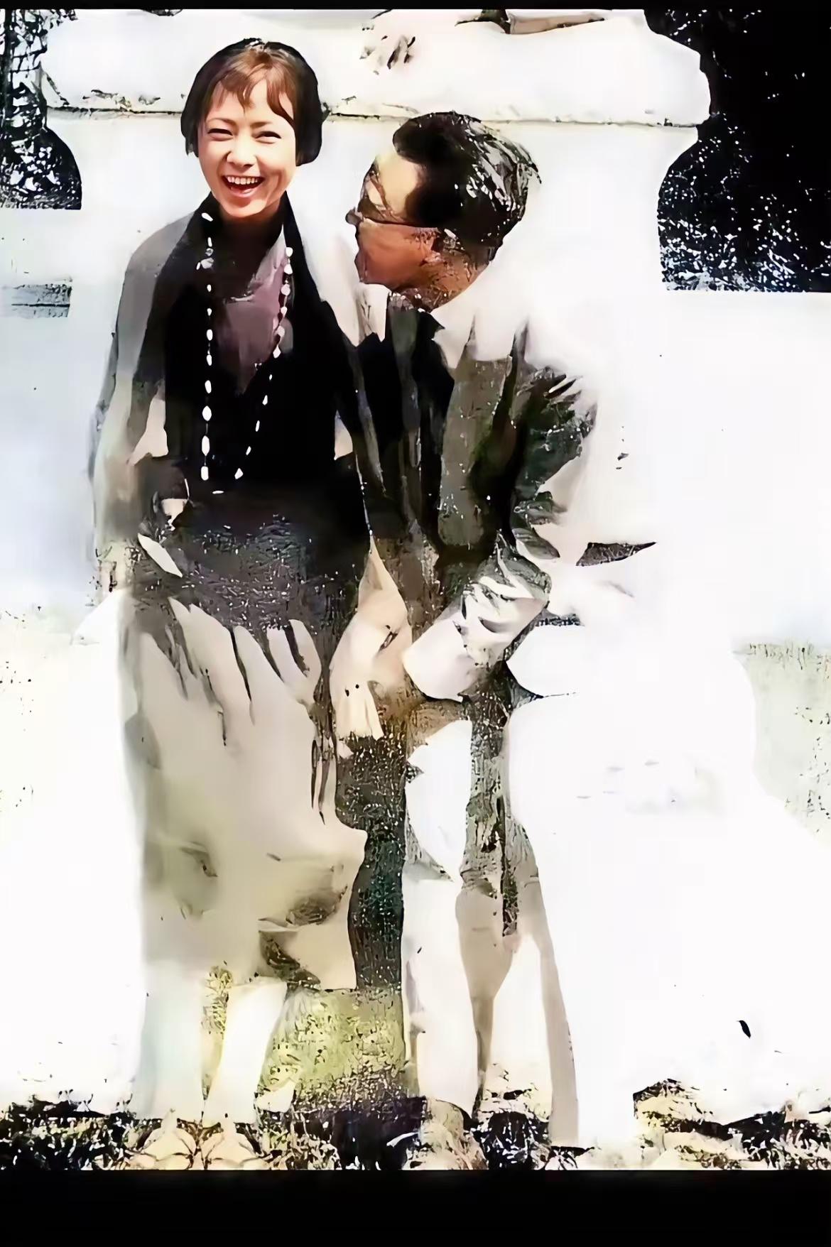 林徽因和梁思成在大学校园甜蜜的瞬间