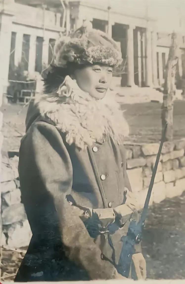 真正的日本鬼子中的女鬼子（图一），跟影视剧中的女鬼子（图二三）可不一样，他们和男