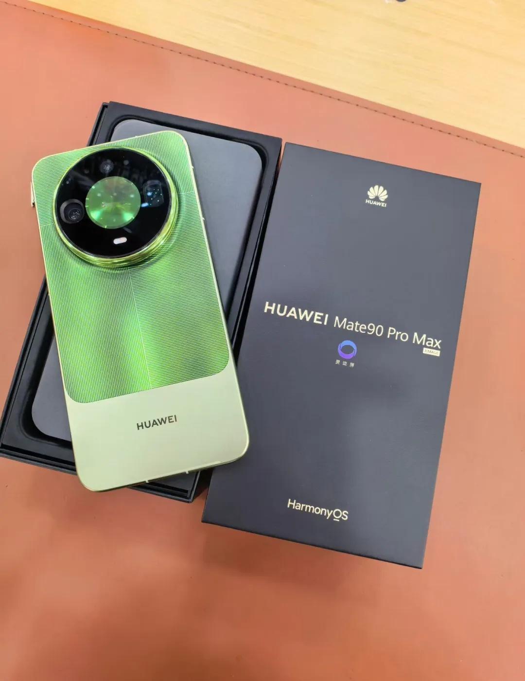 谁懂啊！华为Mate90 Pro Max这个绿色真的长在审美上
撞色条纹后盖，阳