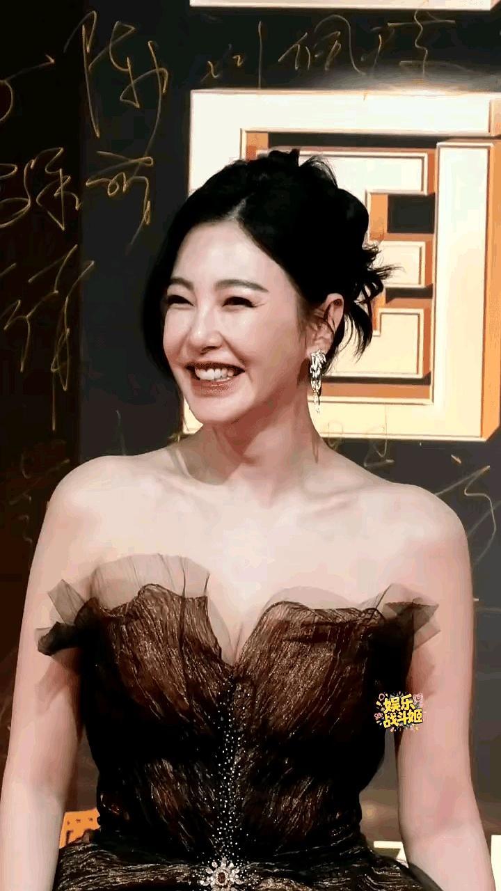 张雨绮那张脸，曾经就是“大女主”三个字本人。现在？眼皮抬不动，笑像卡带，人中短到