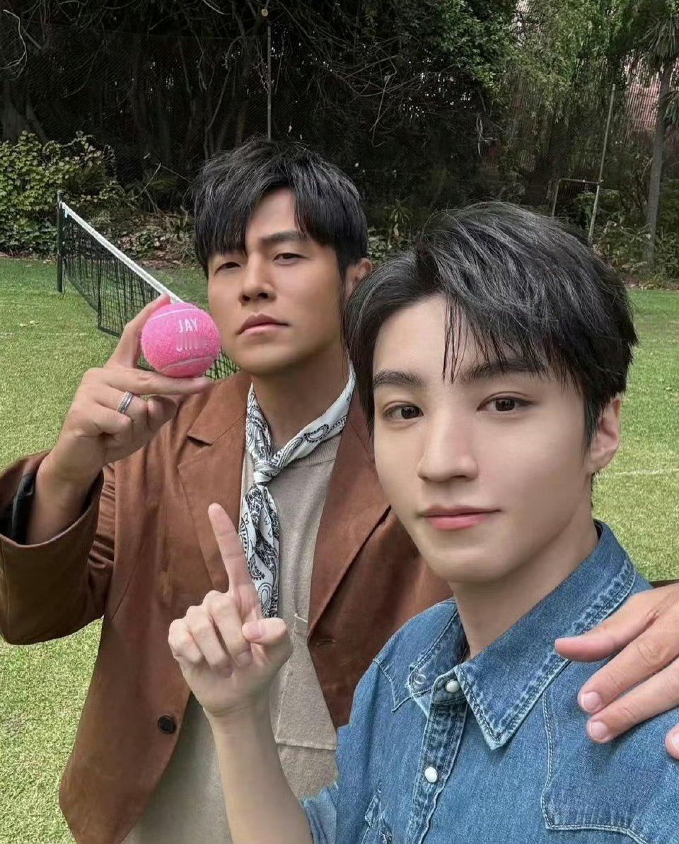 王俊凯周杰伦自拍合照王俊凯墨尔本明信片王俊凯墨尔本明信片来啦 