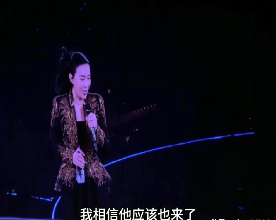 台上灯一暗，那英轻笑着喊：“梁博来了没？”镜头绕场好几圈，空。
观众以为缺席了。