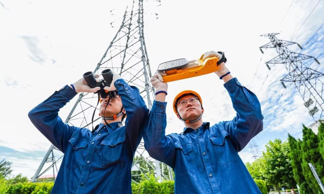 7月31日12时27分，北京电网最大负荷飙升至2815.1万千瓦。此刻，它与28