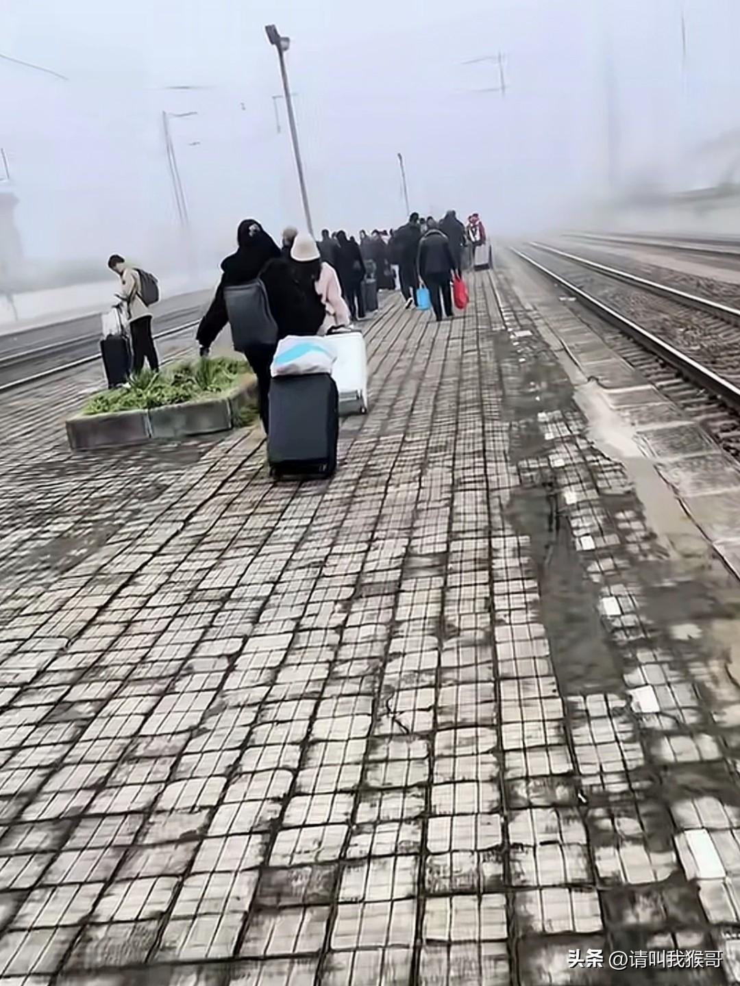 一博主发视频吐槽河南光山县的这个火车站条件过于简陋，地面铺设的还是早期的混凝土方