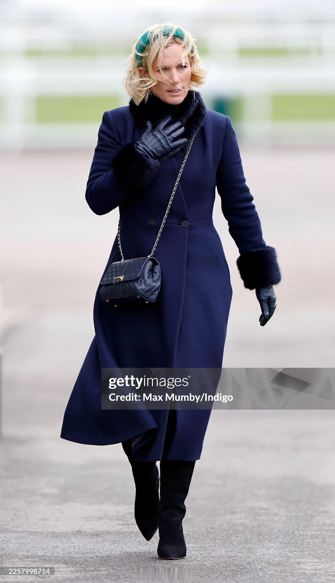 英国王室  2026年1月24日，扎拉廷德尔在切尔滕纳姆赛马场参加赛马日🏇🏻