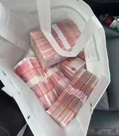 30万存款，
在有钱人眼里不值一提，
却是普通人的十年硬扛


 
刷到有人说“