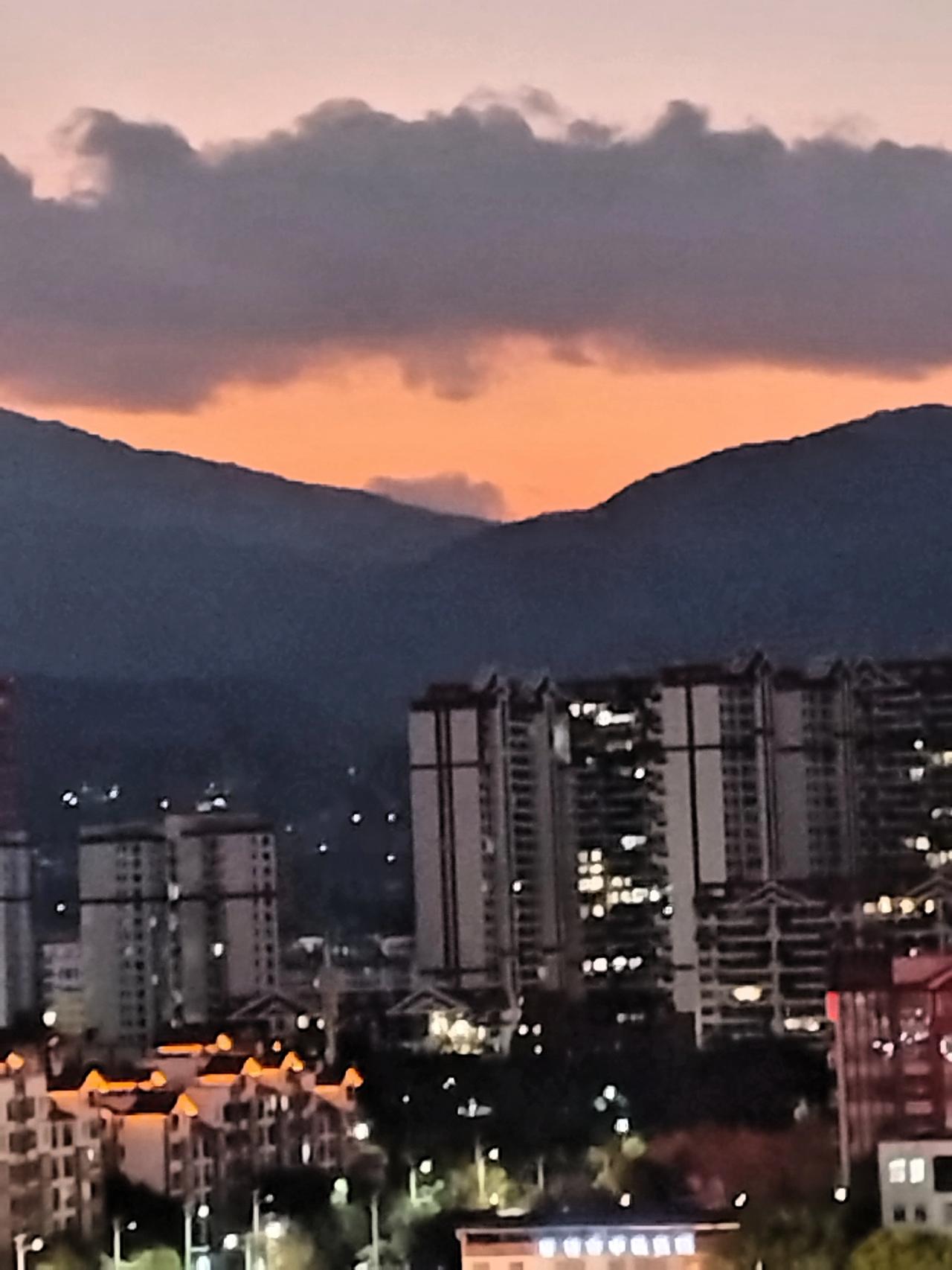 漫步至公园，湖水在灯光映照下波光粼粼，仿佛藏着无数秘密。老人们在亭子里拉着二胡，