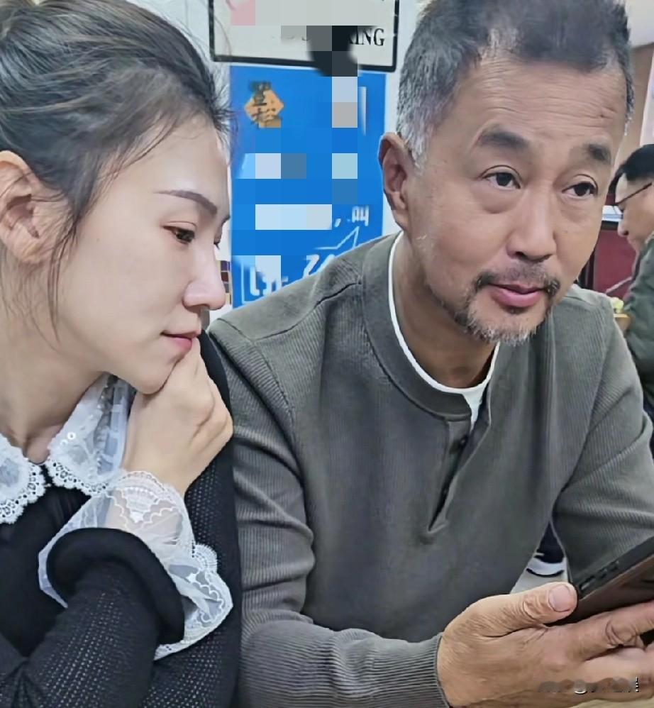 晓晓说平时和沈巍老师在一起白天忙的很少聊天，一般都是晚上打电话，电话粥很长时间，