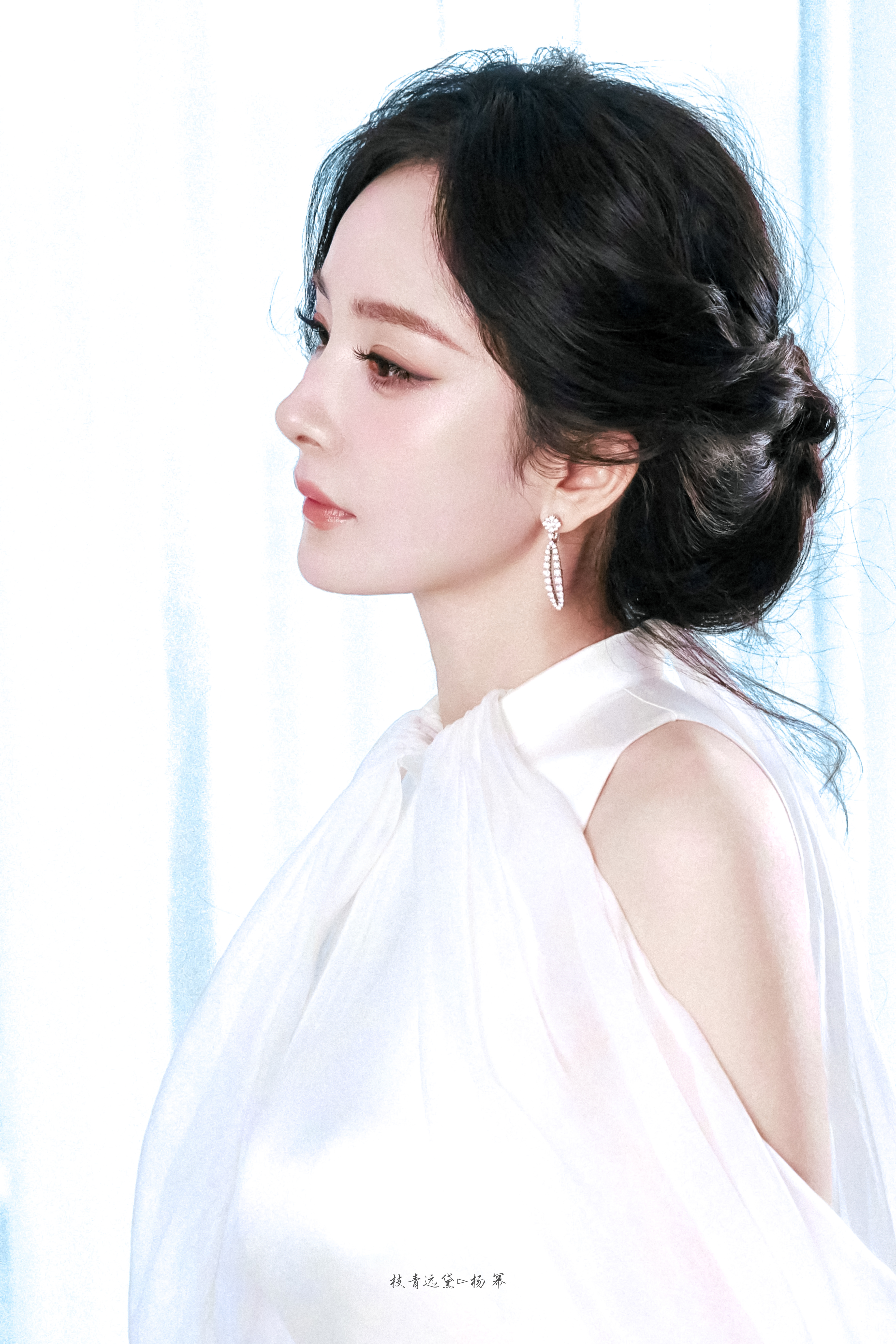 杨幂/🤍杨幂 妈幂 *杨幂白裙盘发造型路透 ​​​