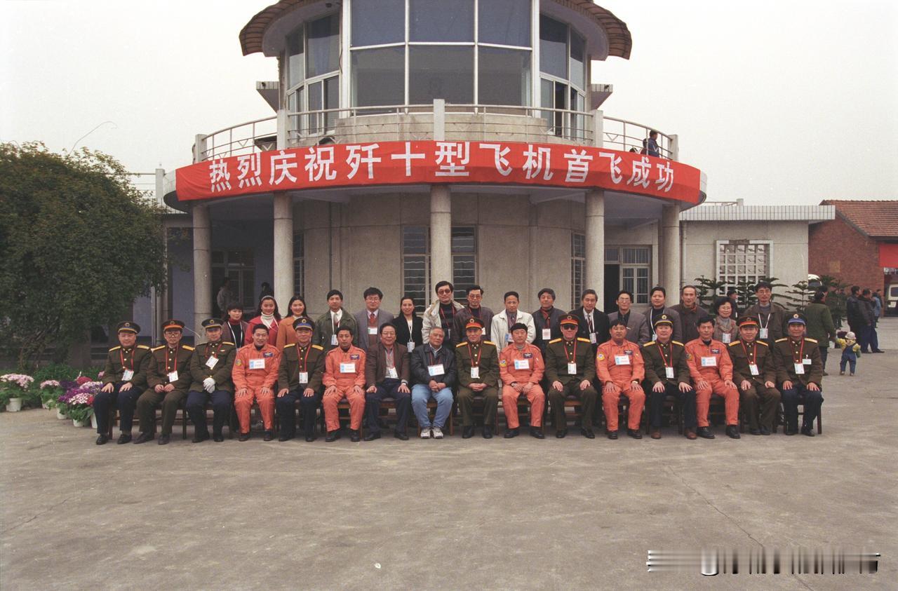 [赞] 又一款“黄皮机机”。十年磨剑，霜刃未试。首飞归来，相拥而泣——又一款“黄