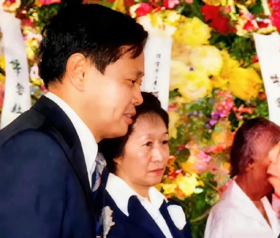 1981年5月，杜聿明病逝，女婿杨振宁和女儿杜致礼在葬礼上的一幕，照片中杨振宁和