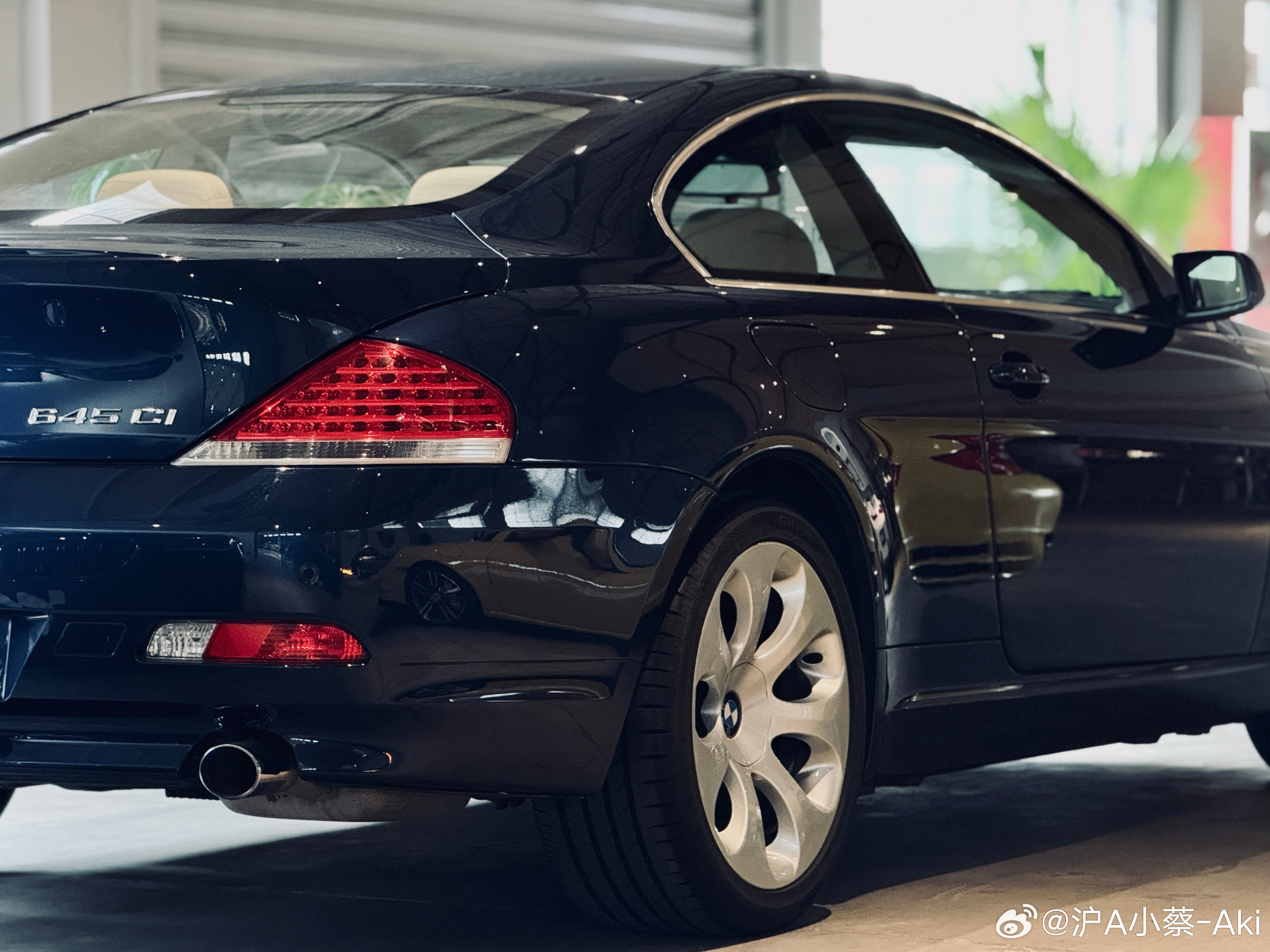 到访Weekend Auto Club主理人老夏的车库空间，说车库有点不太准确，