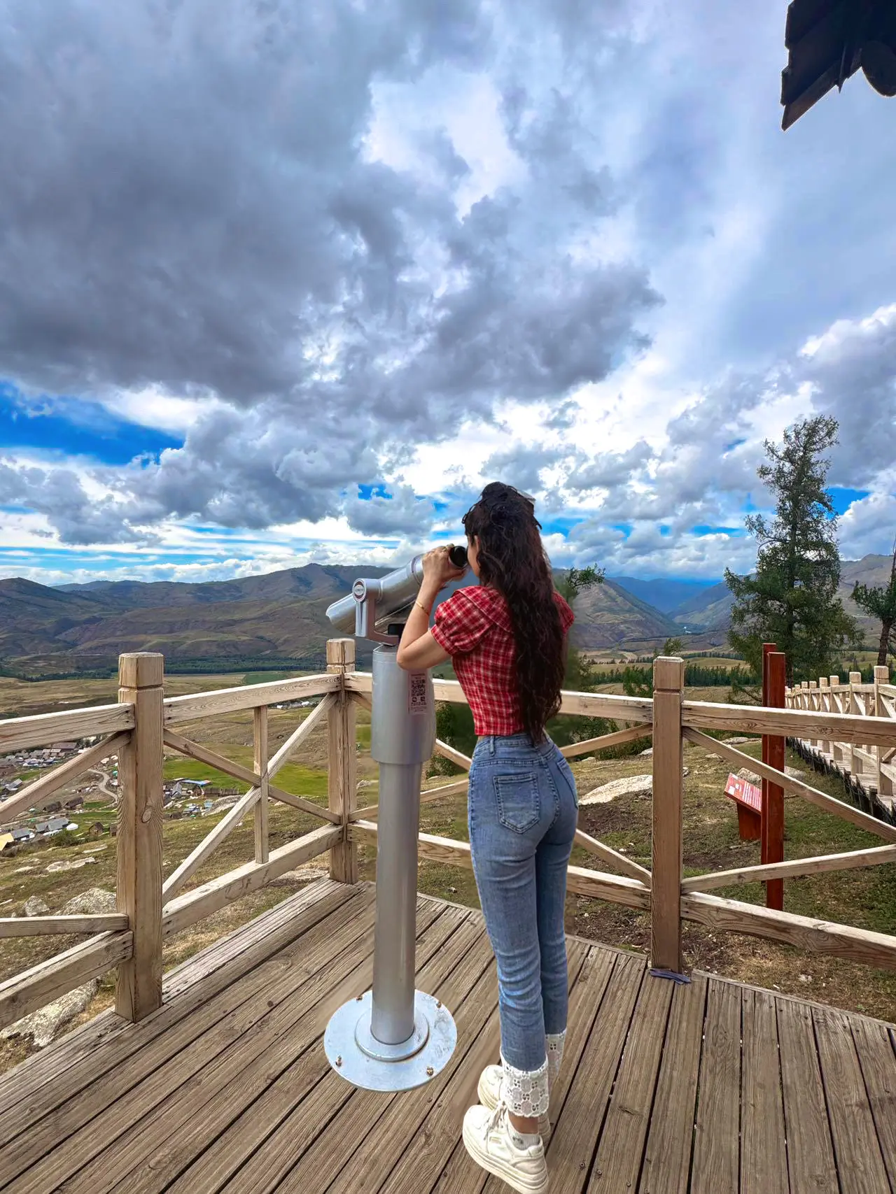 在山地间见天地见自己 山顶的风景是与世隔绝的温柔 看远山看自己