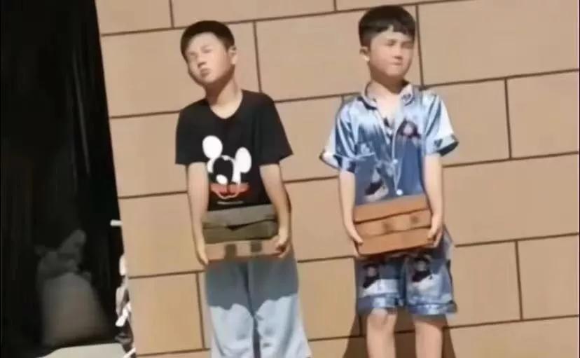 安徽:一位妈妈，看到两个儿子在家里不停地刷手机，作业也不写的时候，顿时火冒三丈，