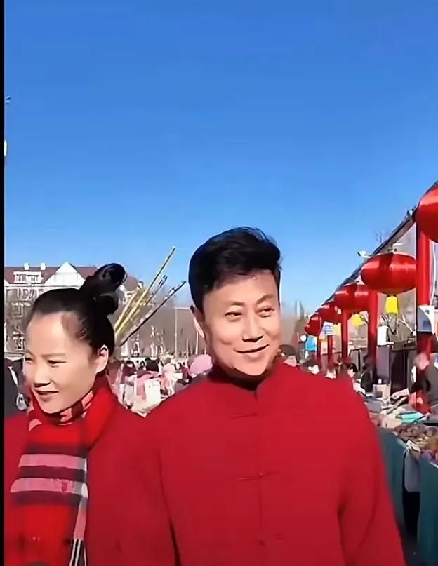 这媳妇是真中意啊！结婚后，感觉他的笑容都变了。过年，他领着媳妇回家，老母亲用手抚