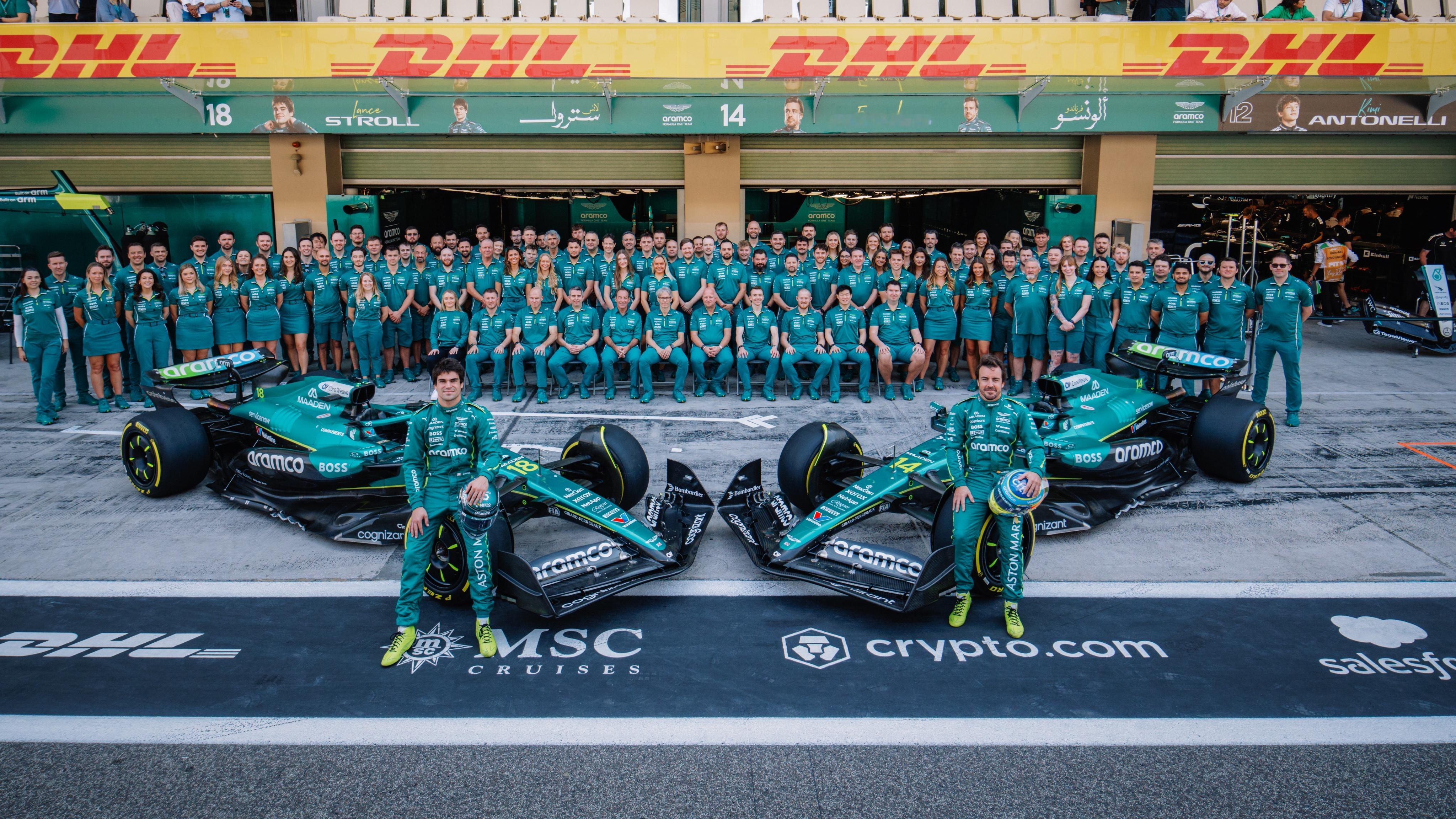 你们终于又拍了!  阿斯顿马丁车队2025赛季F1收官大合照 共有114人（包含