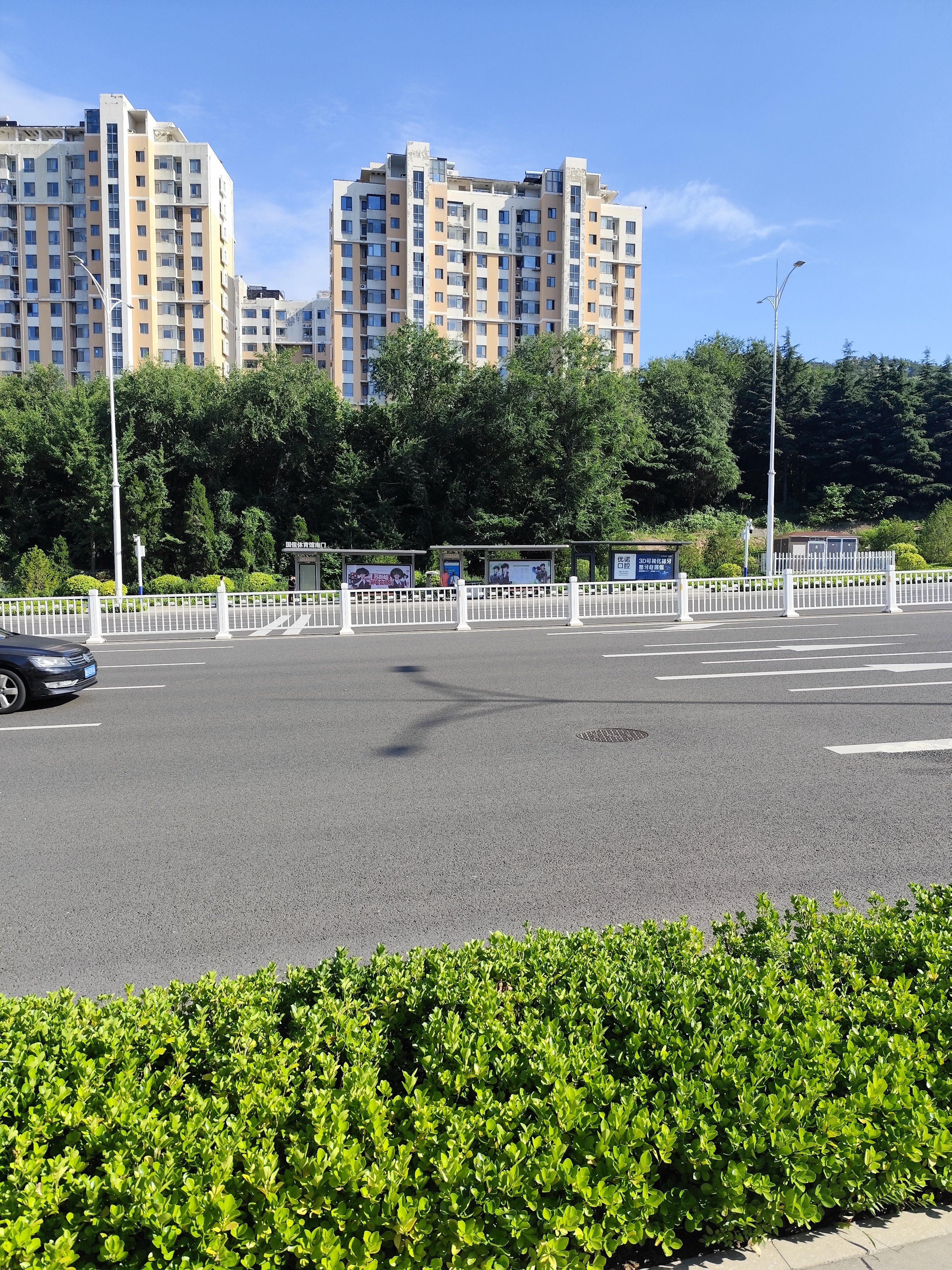 世界上最遥远的距离是应援在马路对面。 