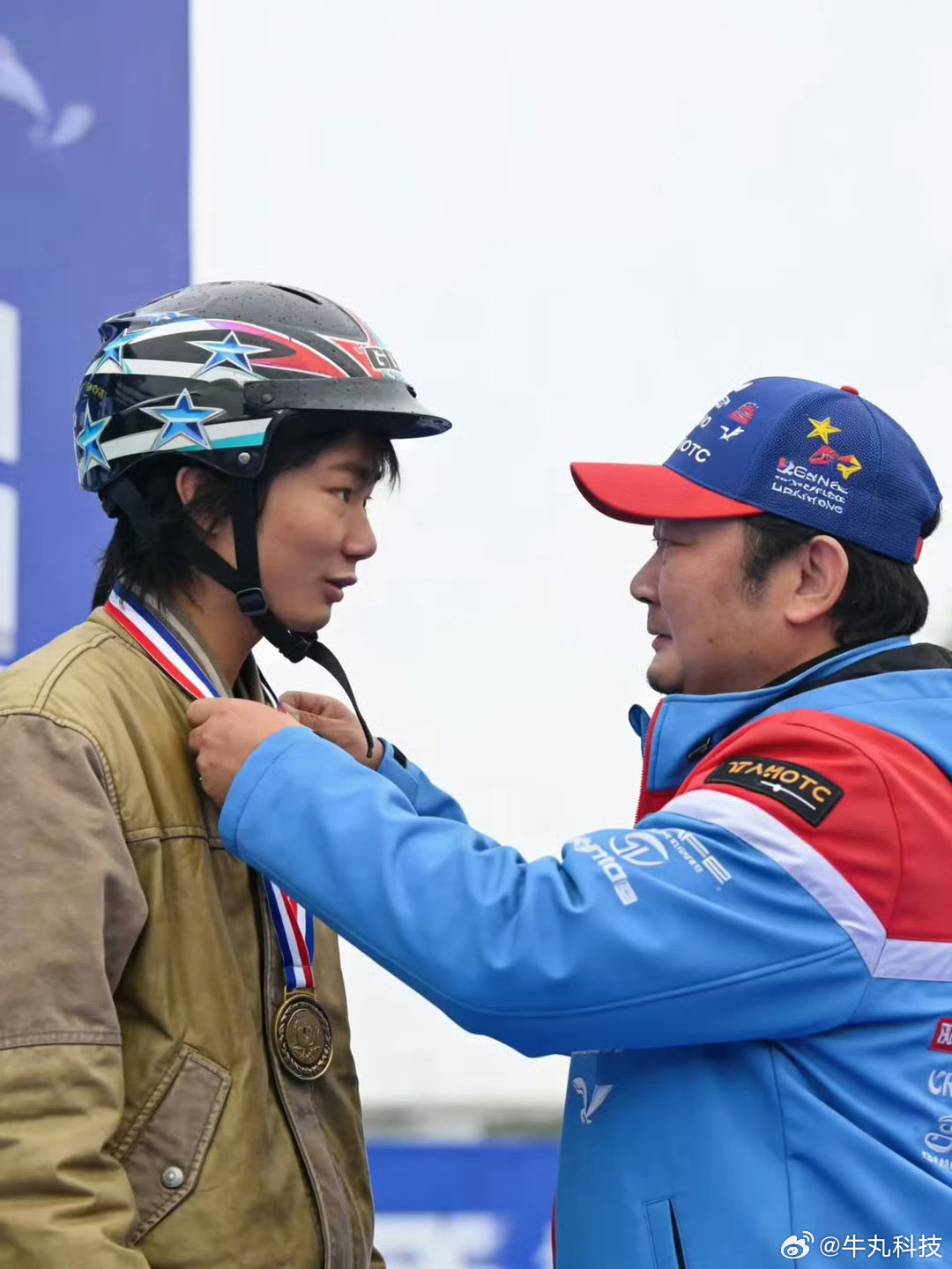 张雪机车夺冠，但"张雪为何不用中国车手"上热搜？这事挺讽刺！张雪820RR只卖4