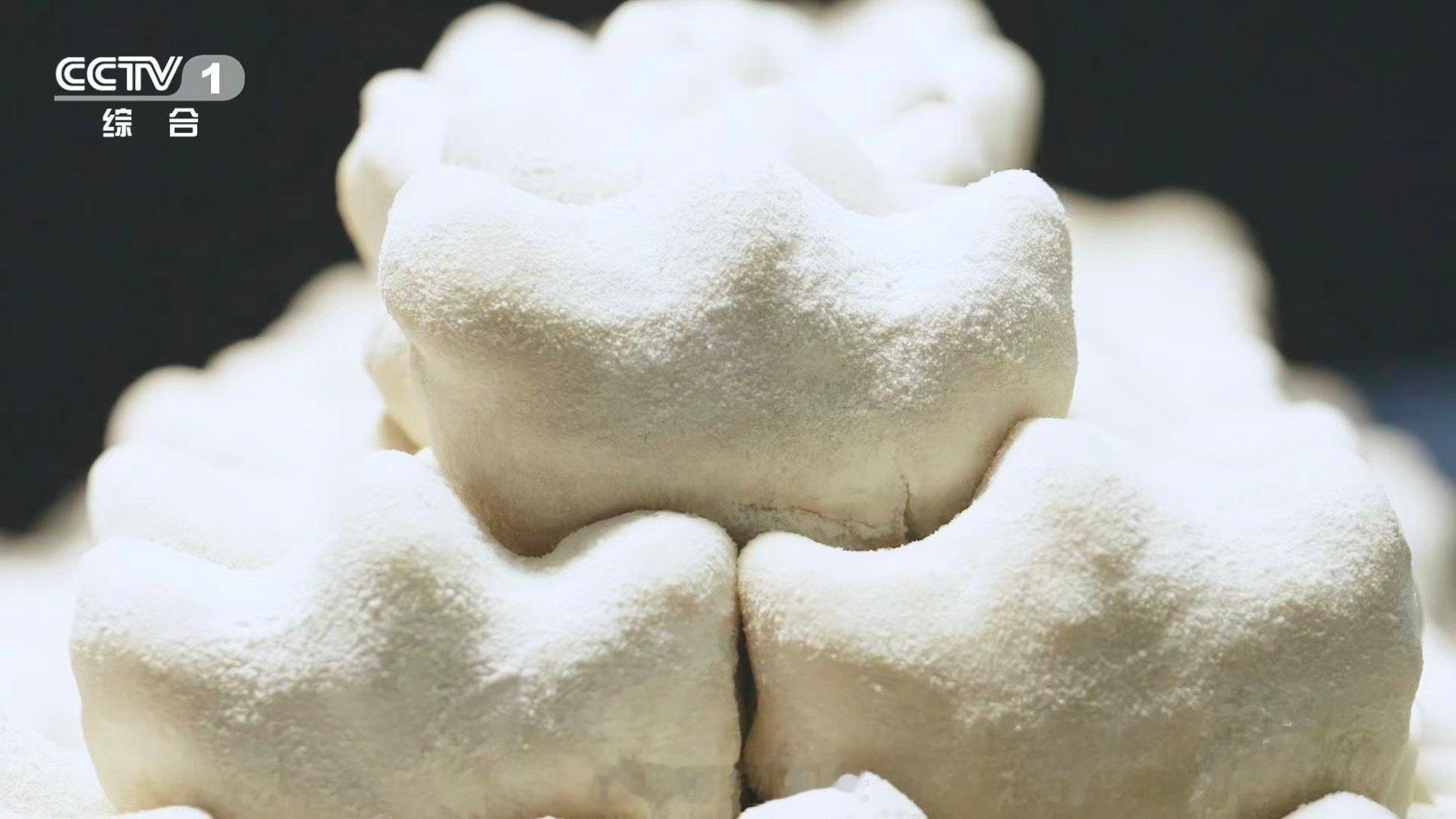 破五吃啥新疆有种美食像极了金元宝破五迎财神，新疆人把元宝端上桌！一把抓外形酷似金