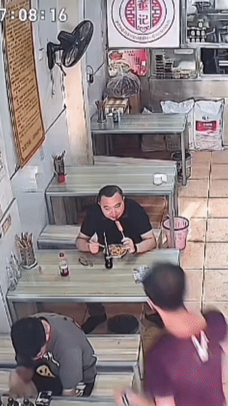 见过抢钱的！
还真没有见过抢饮料的？
当面前的一瓶汽水突然被人抢走以后。
这位正