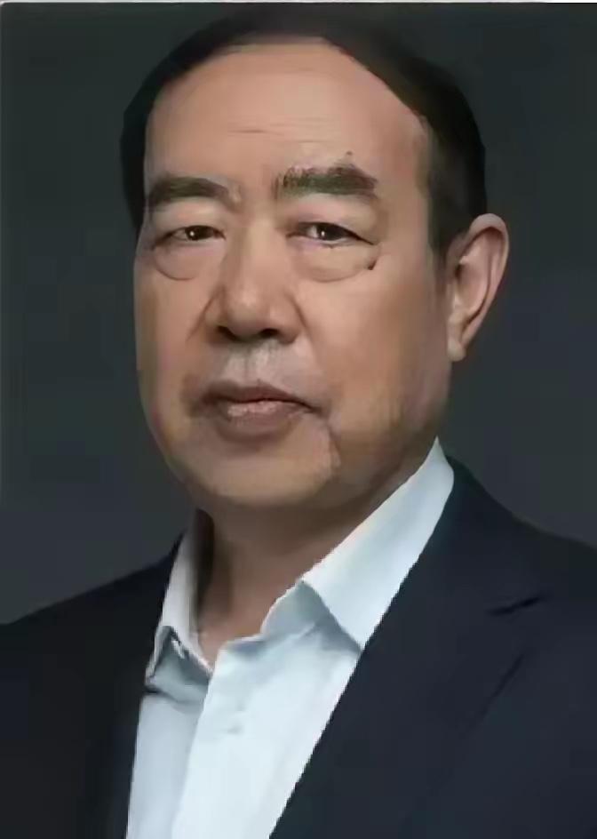 贾平凹又一次走上了舆论的风口浪尖
对于贾平凹的争议
从来不是作品好坏
而是他把文