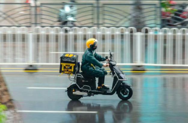 真的让人惊诧！
广西某二级公立医院儿科主治医师江云，因 2025 年月薪降至三四