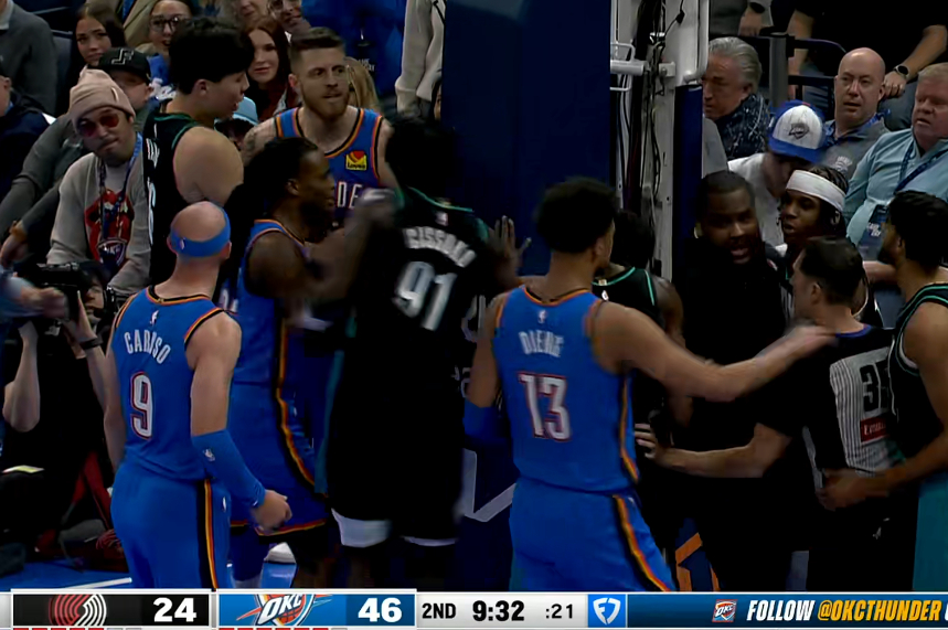 第一记三分过后，杨瀚森也迎来了NBA生涯的第一次劝架，孩子懵了…… 