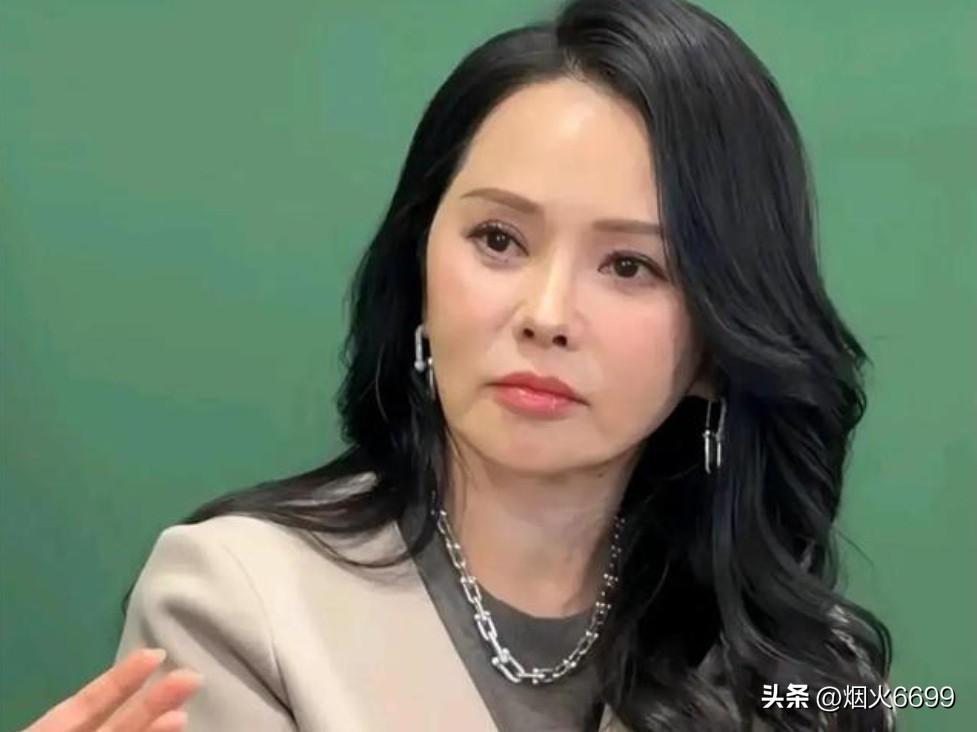 网传伊能静每年砸120万保养脸蛋，大把金钱堆砌护肤抗衰，可岁月从不会轻易饶人。