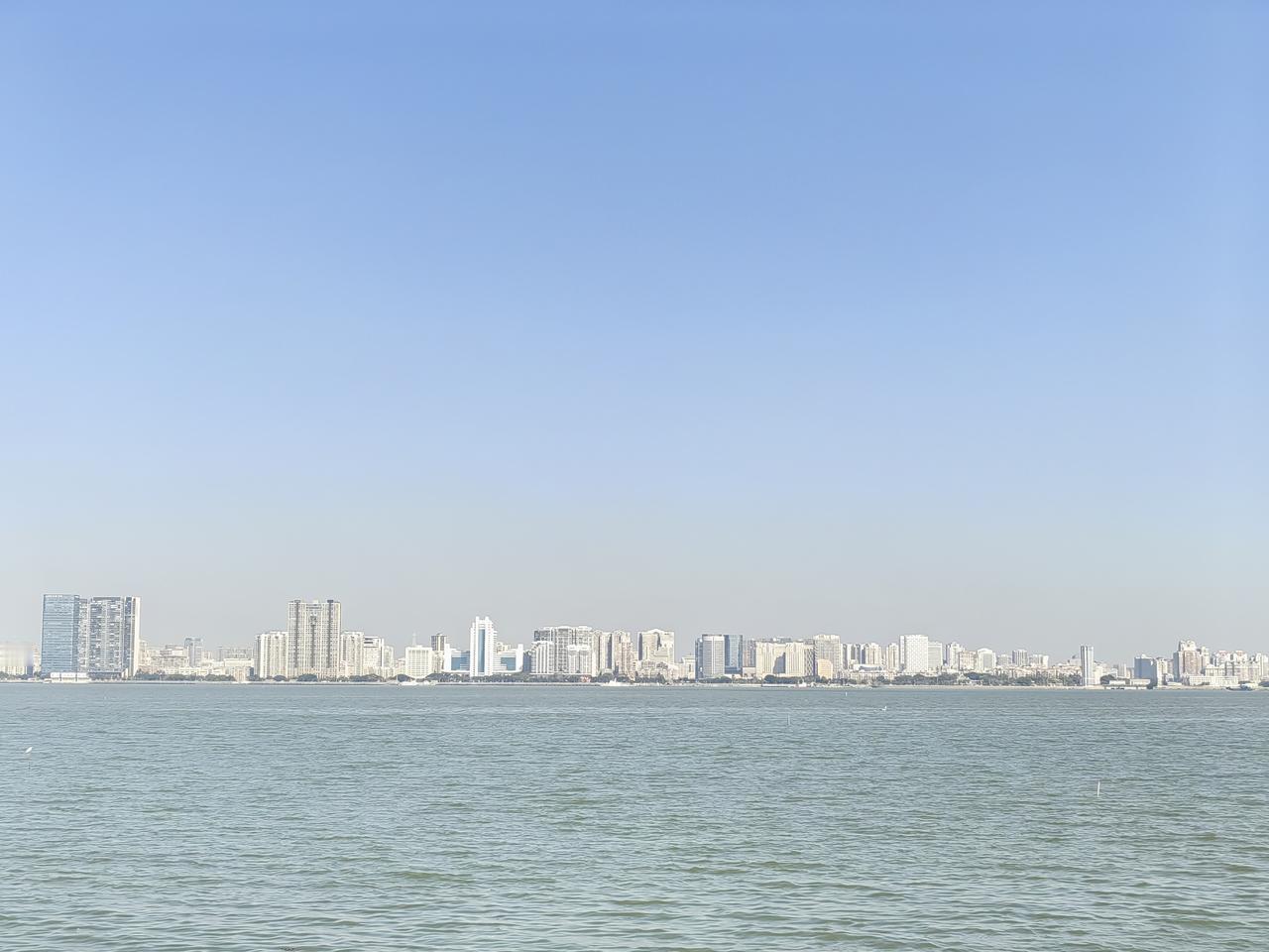 随手发一张海边的照片汕头市的内海与外海