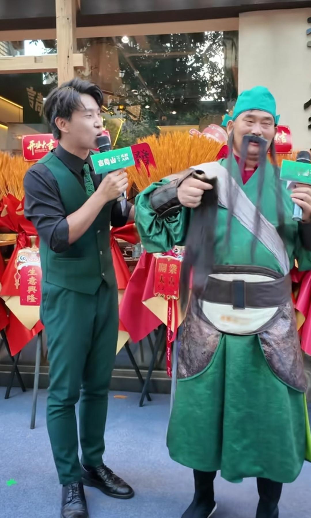 大衣哥也是成功人士啦！走到哪里都受欢迎，尽管10万元3首歌颇受争议，可是他的邀约