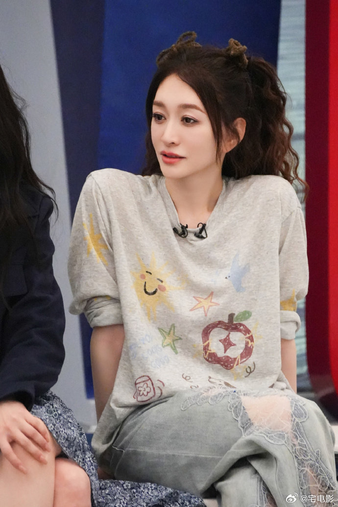 歌手浪姐有一个孩子李小冉一会儿在浪姐登台表演，转头又去歌手栏目当推荐官李小冉是歌