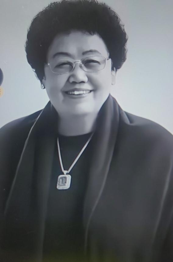 47岁的陈丽华（身家过亿）主动倒追大11岁的迟重瑞，当时外界骂他“傍大款、吃软饭