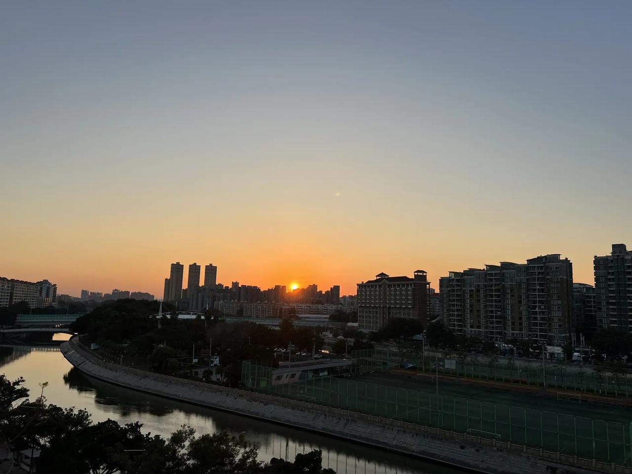 手机随意一张照片，配上BGM 城市 三线城市 摄影 晚霞